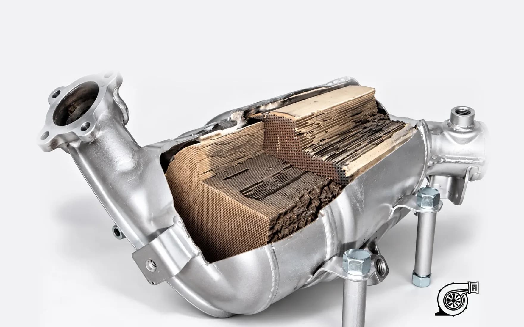 Aufgeschnittener Dieselpartikelfilter mit sichtbar zugesetzten Filterkanälen